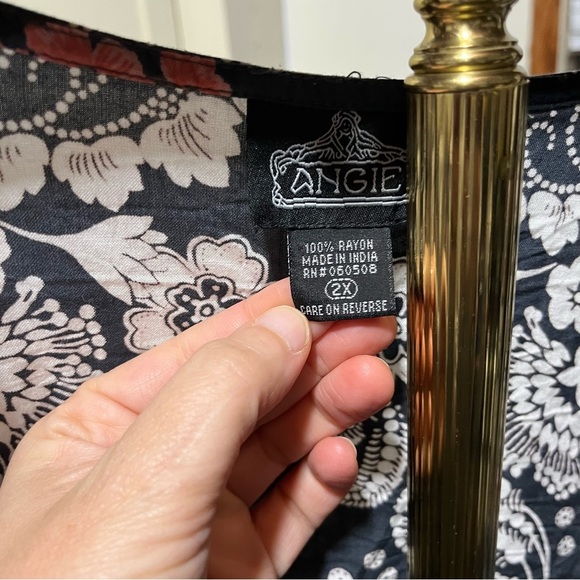 Angie Grey and White Floral Kimono 2X - Picture 4 of 4